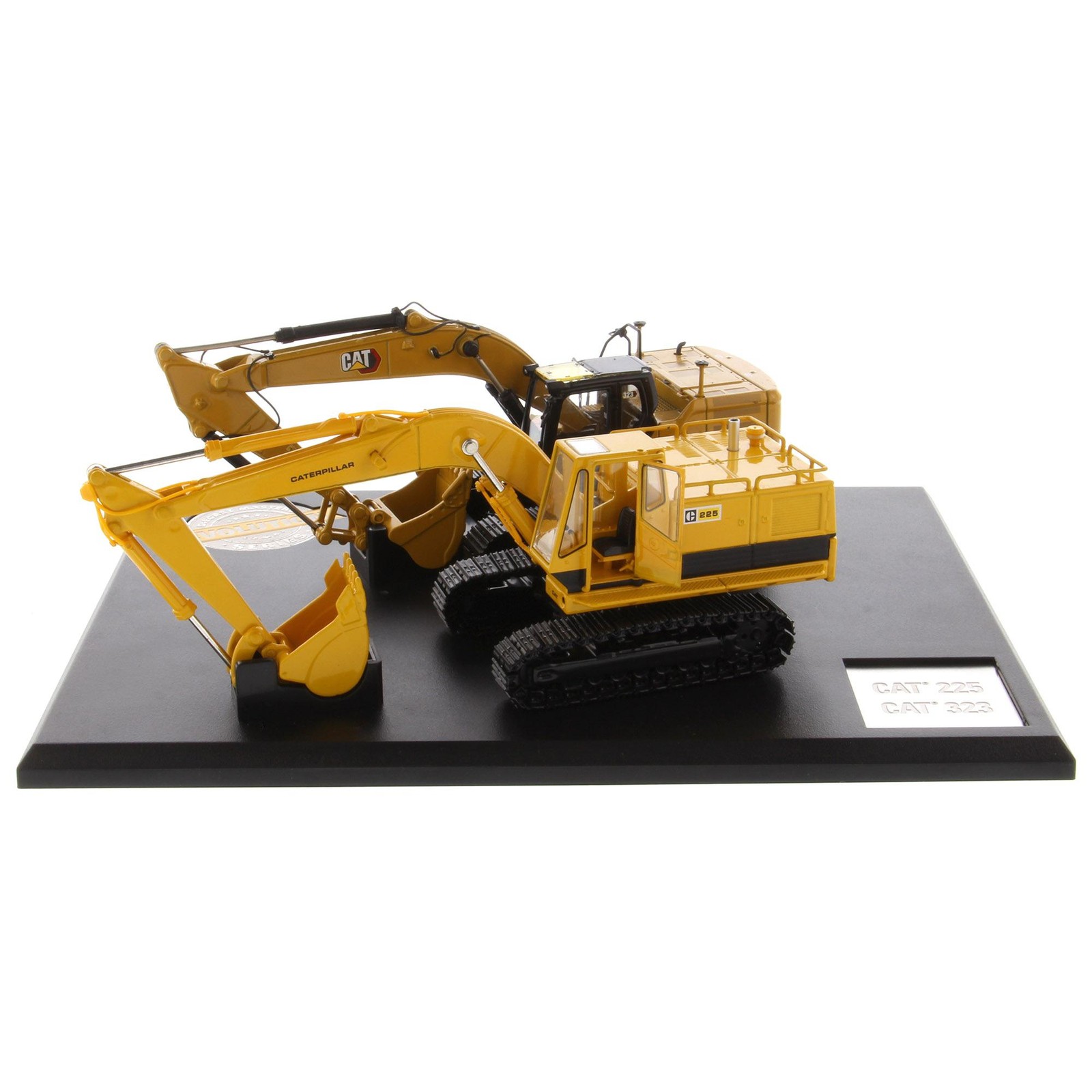 Комплект экскаваторов Caterpillar 225 и 323 150 изготовленный на заказ серия Masters Evolution 85715 40890₽