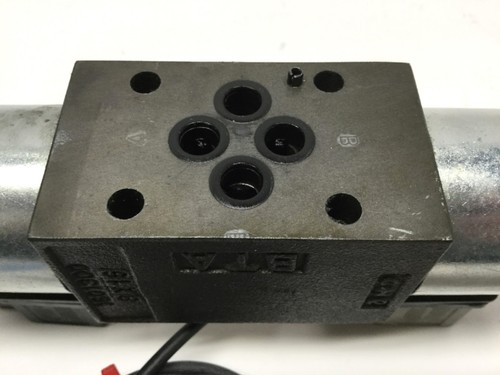 Parker 2NMV3 Hydraulic Directional Control Valve 3-Position Spring Center, 24VDC - Picture 3 of 5