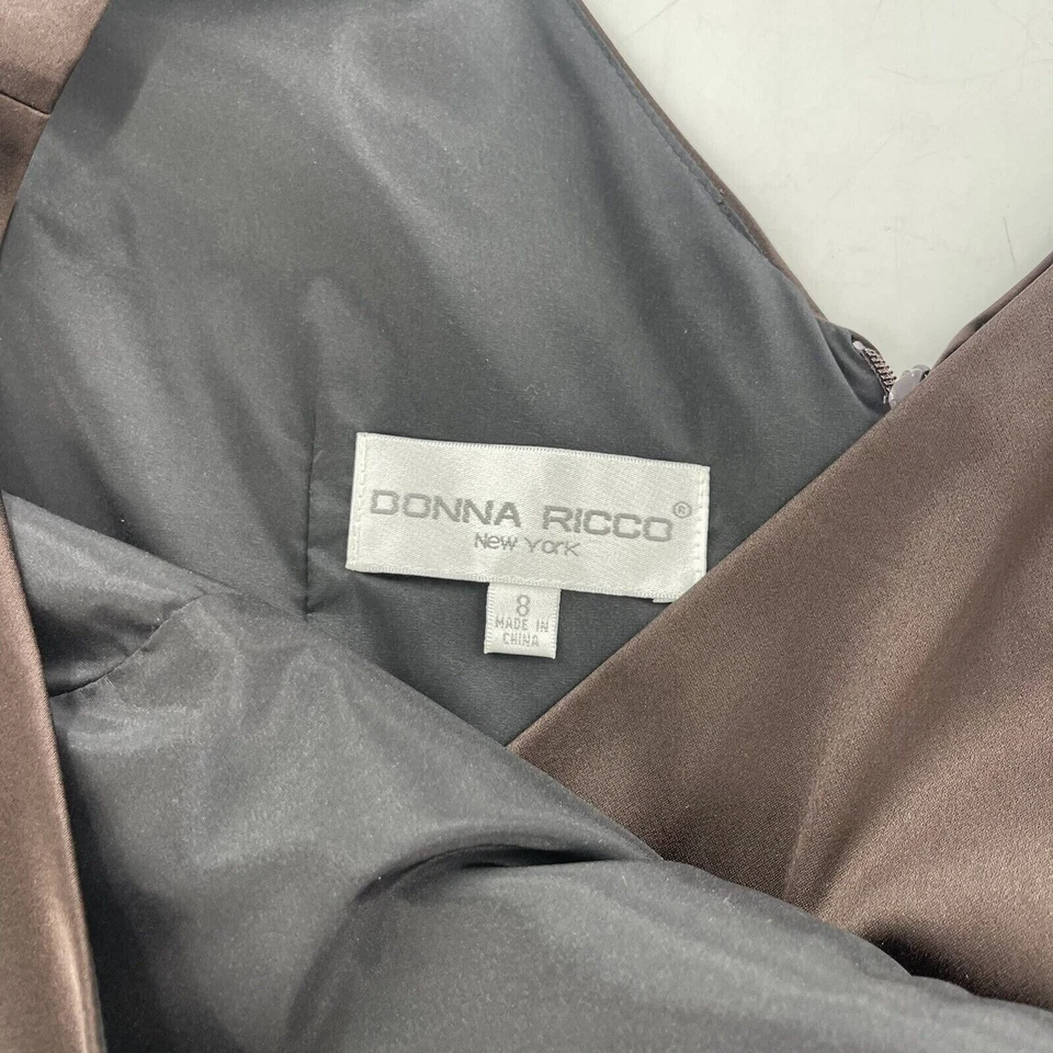 Donna Ricco 棕色无袖 V 领鸡尾酒礼服褶皱细节 8 码缎面 b — 第 2/4 张图片