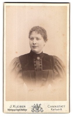 Fotografie J. Kleiber, Cannstatt, Karlsstrasse 8, Portrait junge Dame im modisc 