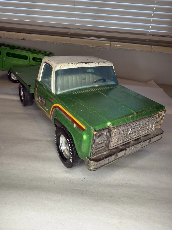 Camión de colección con plataforma de estaca de acero prensado Nylint Farms con remolque - años 70 Foto 2 de 4