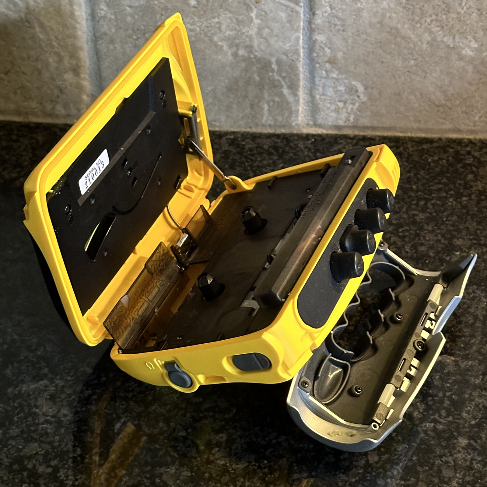 Sony WALKMAN Sports WM-FS111 Portable AM/FM Radio Cassette Player Mega Bass Vtg*