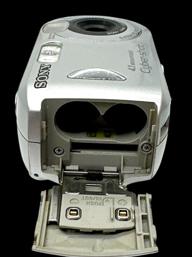 Appareil photo numérique 4,1 mégapixels Sony DSC-P41 Cyber-Shot cartes SD et adaptateur 4 Go - Photo 10 sur 11
