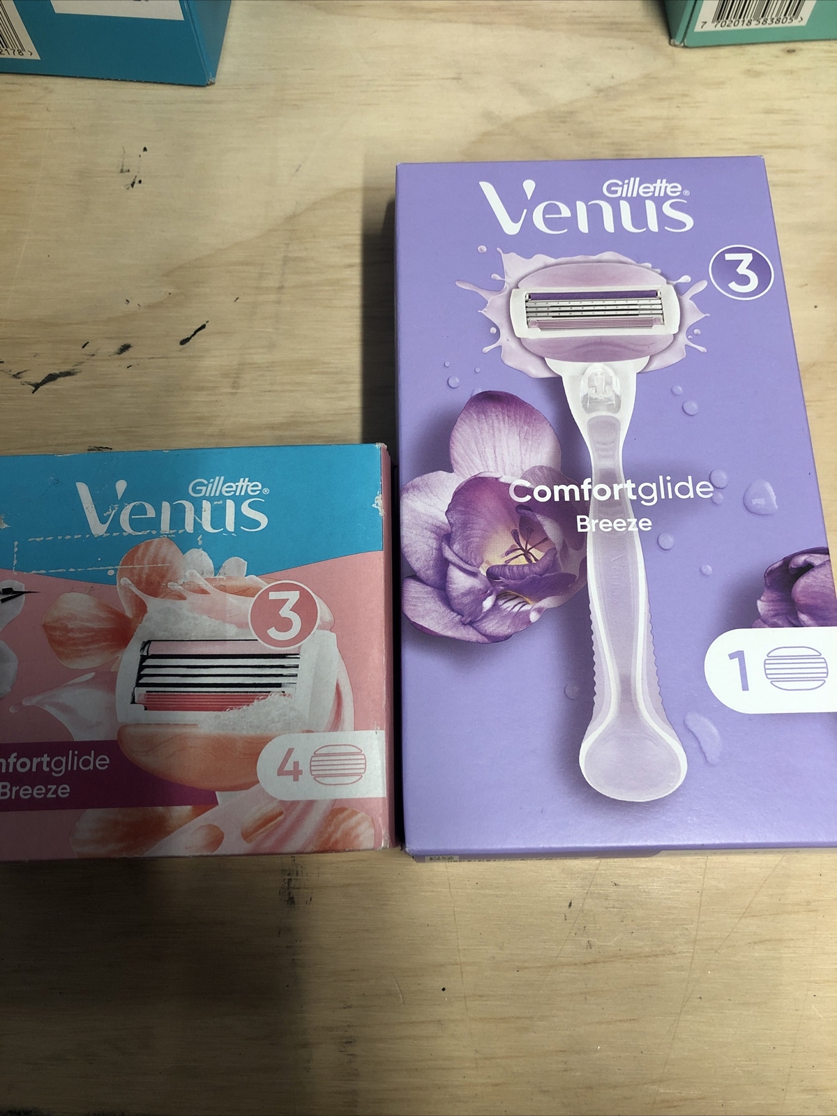 Gillette Venus ComfortGlide Breeze Razor + Comfort glide Spa Breeze Pack Of 4