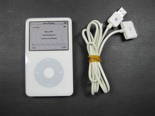 Apple iPod Classic 5. Gen A1136 30GB MP3 Player Weiß + USB Kabel Bundle
