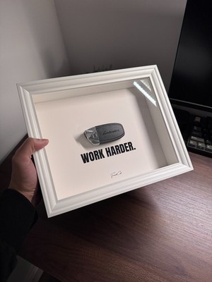 Lamborghini Schlüsselrahmen - WORK HARDER weißer Rahmen von FramedCash | 20x25cm