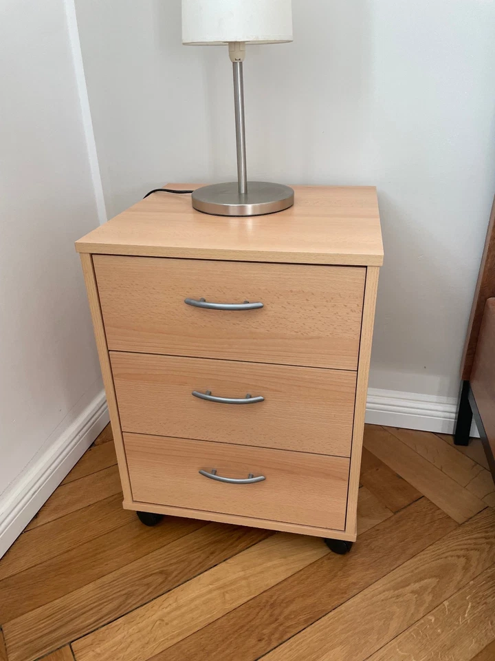 Zwei 3-geschossige Nachttischschränke zu verkaufen