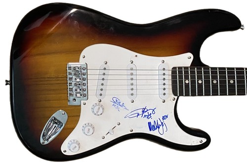 AC/DC Signed Guitar Malcolm Young Angus Young Cliff Williams Beckett ...