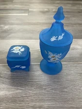VTG Westmoreland Blue Satin Glass Covered Candy Dish & Trinket Holder W/Daisies