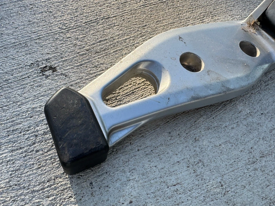 01-06 2004 BMW R1150R R1150 ESTRIBO TRASERO DERECHO PASAJERO ESTRIBO Foto 3 de 4