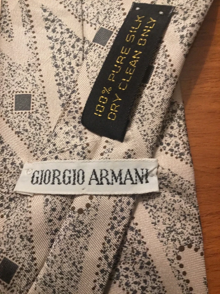 "Corbata de colección GIORGIO ARMANI marfil en zigzags sobre guijarros grises y cuadrados 31/2"" de ancho EVC Foto 4 de 4