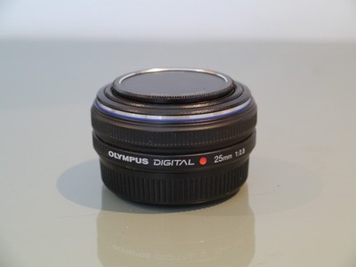 Olympus ZUIKO DIGITAL Objektiv 25 mm f/2,8 Prime Pancake Four Thirds 4/3 mit Schutzkappen