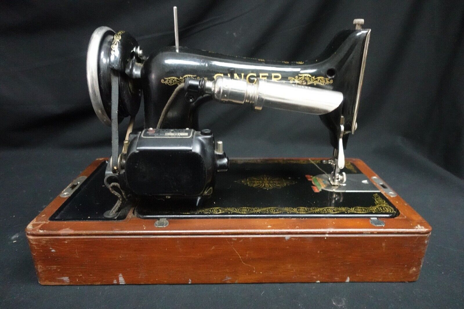 Vintage Singer portable sewing machine with case; 13024-290 - R.H.