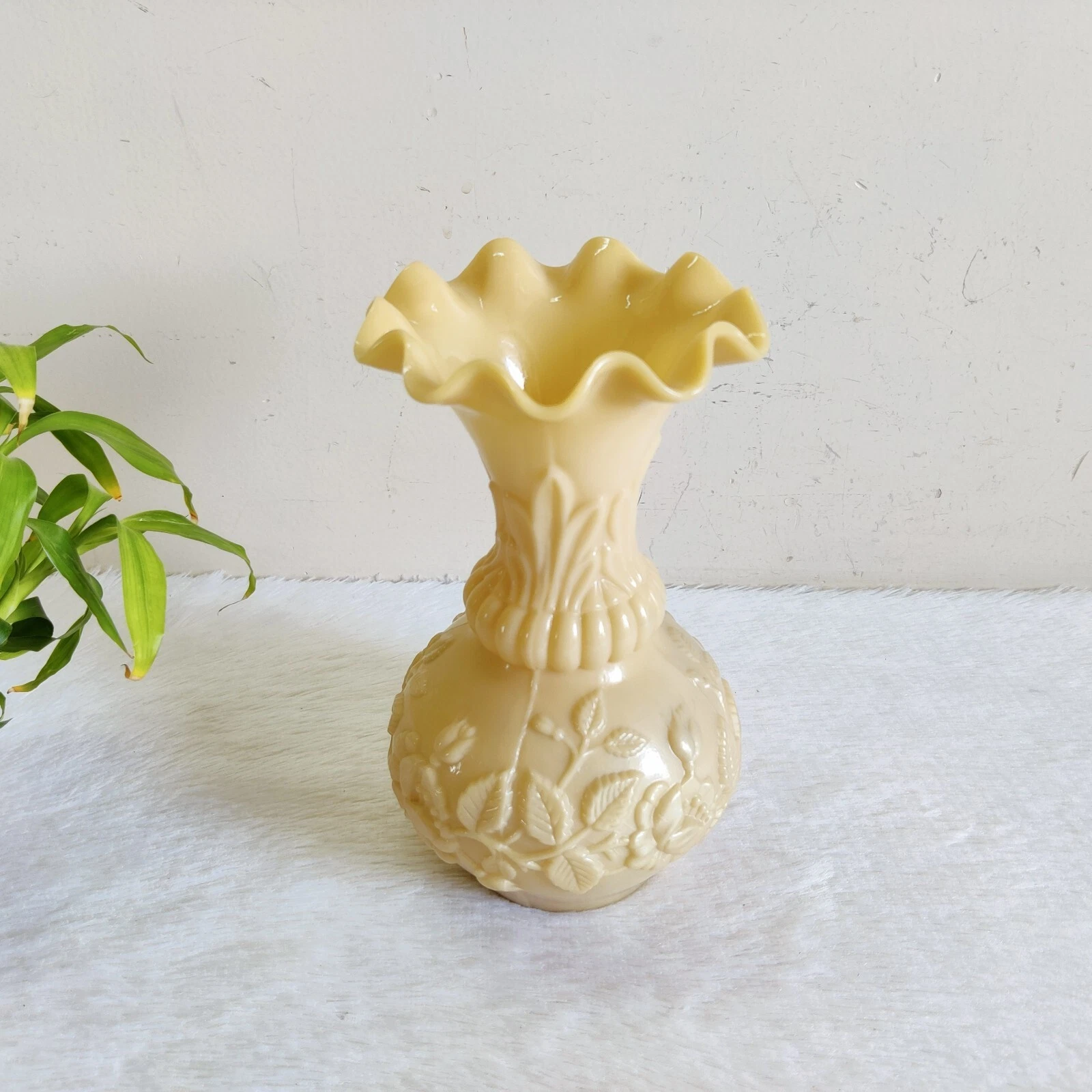 Vase En Verre Crème Vintage Fait Main Avec Fleurs En Relief Marque Pontil GV128