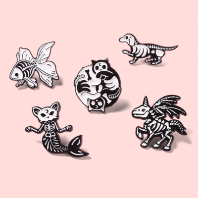 Katze Emaille Pin Hexe Dinosaurier Brosche Goth Tier Anstecknadel Abzeichen 