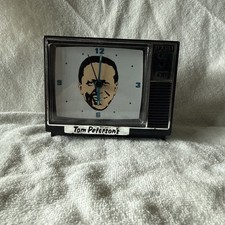 Reloj despertador Tom Peterson’s Talking Wake Up de colección piezas en forma de TV. Sound Works