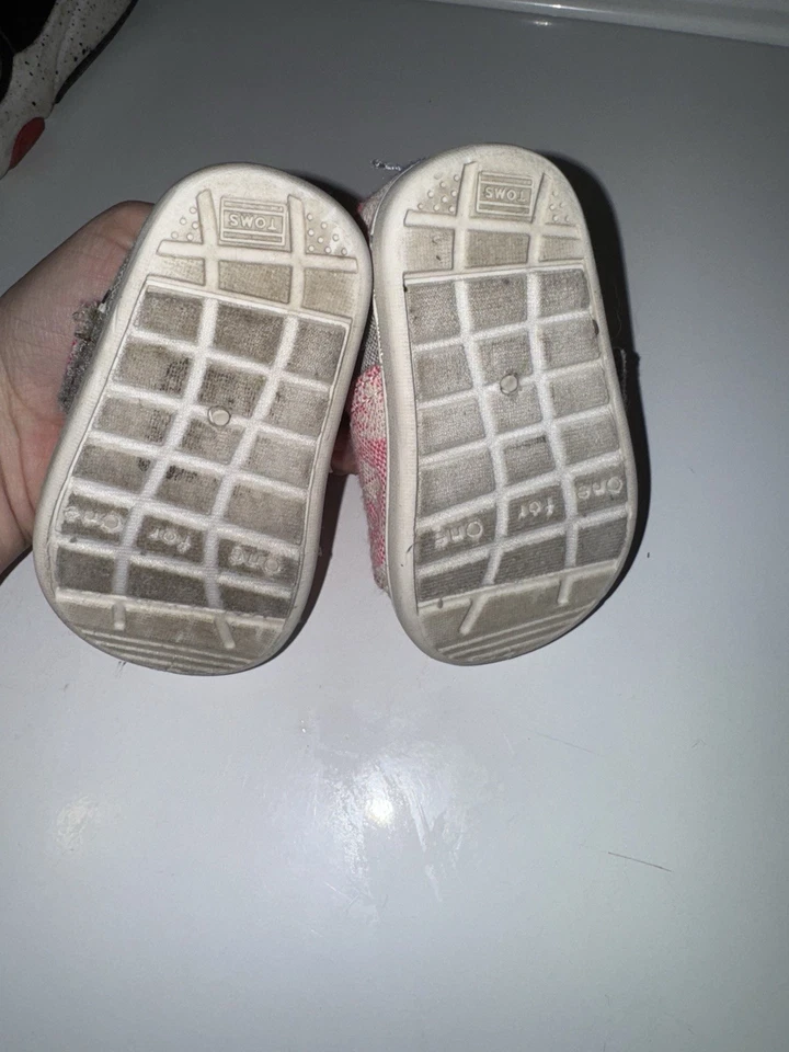 Zapatos Tom’s clásicos de Alpargata para niños pequeños Foto 3 de 4