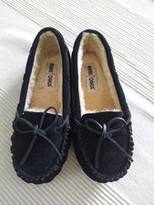 NEU* Minnetonka* Hausschuhe* schwarz* Wildleder* gefüttert* US 7 = Gr. 38 (37,5)