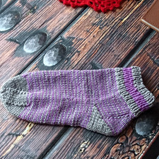 handgestrickte Sneaker-Socken, 1 Paar, in lila/grau
