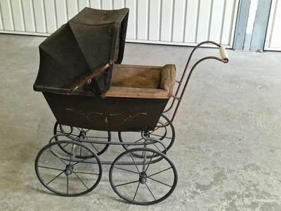 Ancien landeau pour poupées anciennes - Déchirure sur le haut - 68 x 68 x 31 cm - Photo 1/4