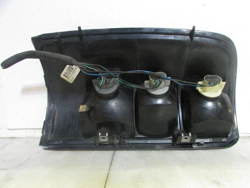 LUZ TRASERA CHEVY TAHOE 2005 RH OEM Foto 2 de 2