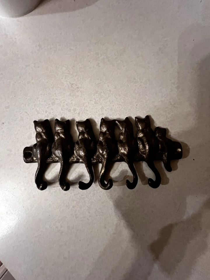 Soporte de pared para llave de gato de latón SPI San Pacific, San Francisco Foto 2 de 4