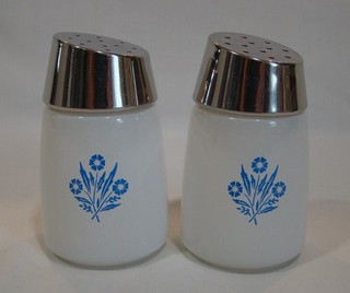 VINTAGE BLUE CORNFLOWER SALT & PEPPER SHAKER SET DISPENSERS INC. PYREX CORNING