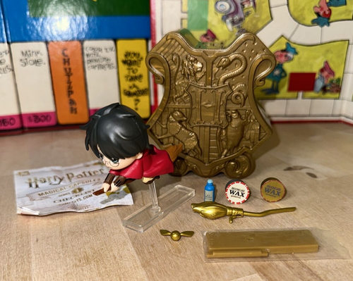 Harry Potter en Escoba Dorada, Cápsula Mágica Mundo Mágico con Accesorios