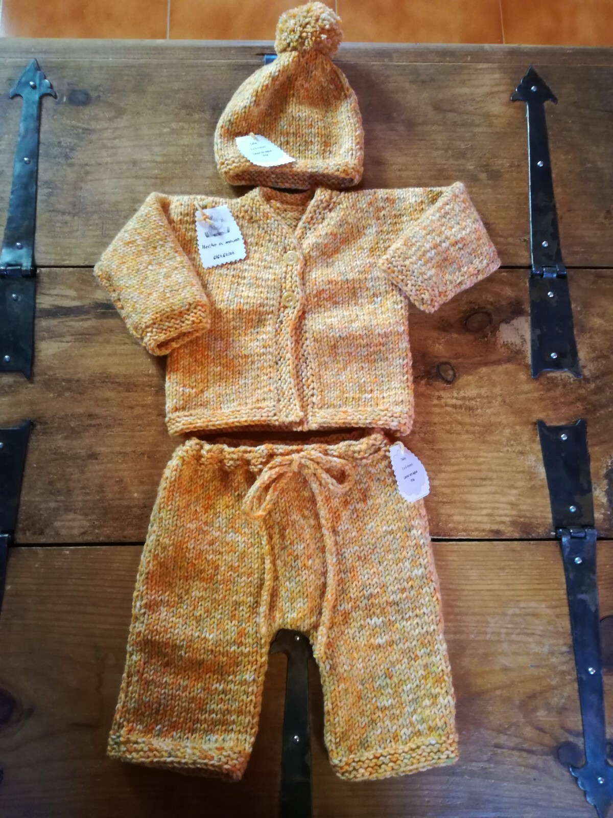 Conjunto lana bebé jersey, pantalón y gorro. Talla 0-3 meses. Hecho a mano