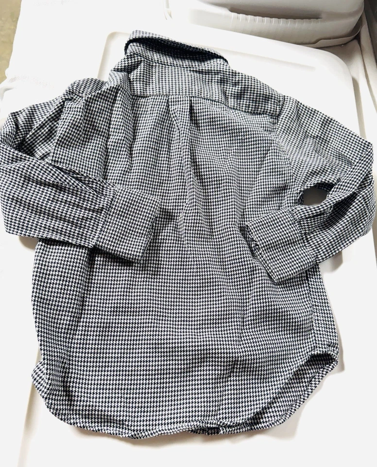 Camisa Houndstooth classe clube botão para cima meninos tamanho 2/3 preta branca em excelente estado usado - Imagem 3 de 4