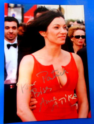 AUTOGRAPH OF AURE ATIKA ON PHOTO FORMAT 15 X 21 CM