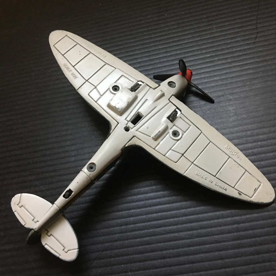VTG Maisto 1:72 Supermarine Spitfire MK II Diecast Model Airplane RAF WWII RM645 - Image 2 of 4