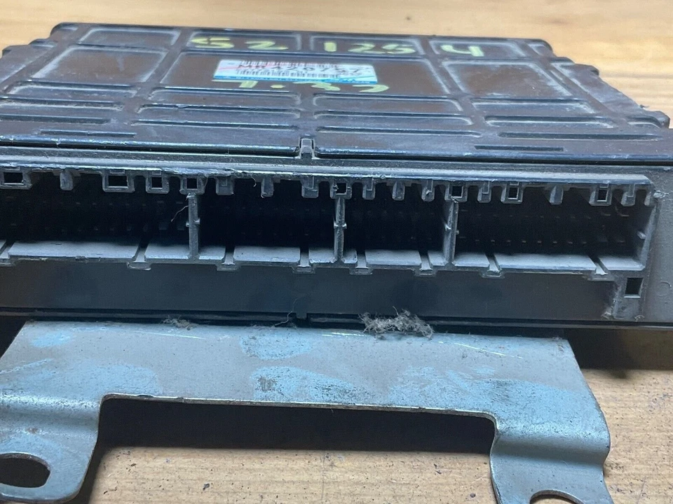 2001 三菱 Mirage 发动机电脑模块 ECM ECU MR420757 — 第 3/4 张图片