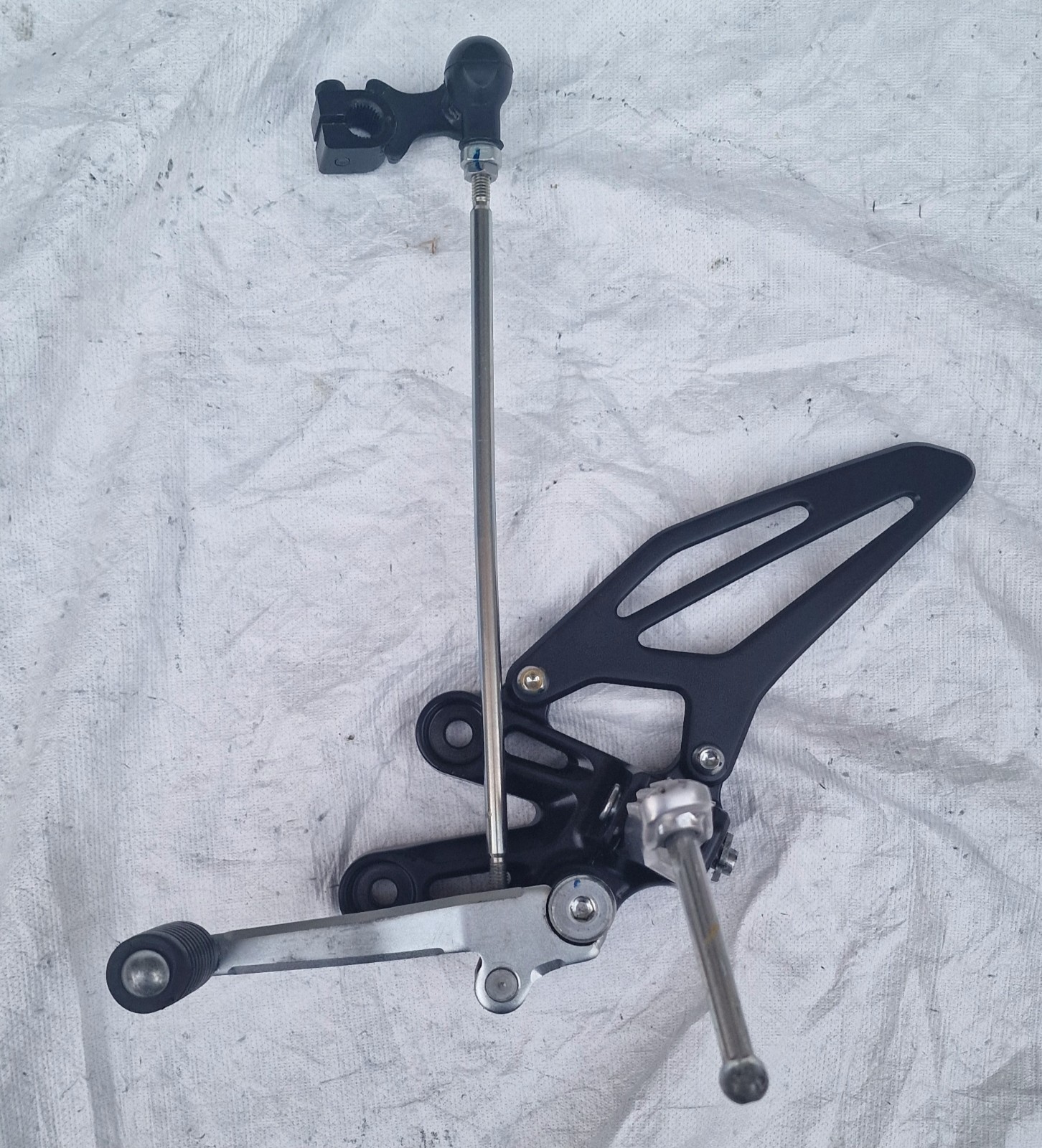 PEDANA ANTERIORE SINISTRA YAMAHA R7 2022-2025