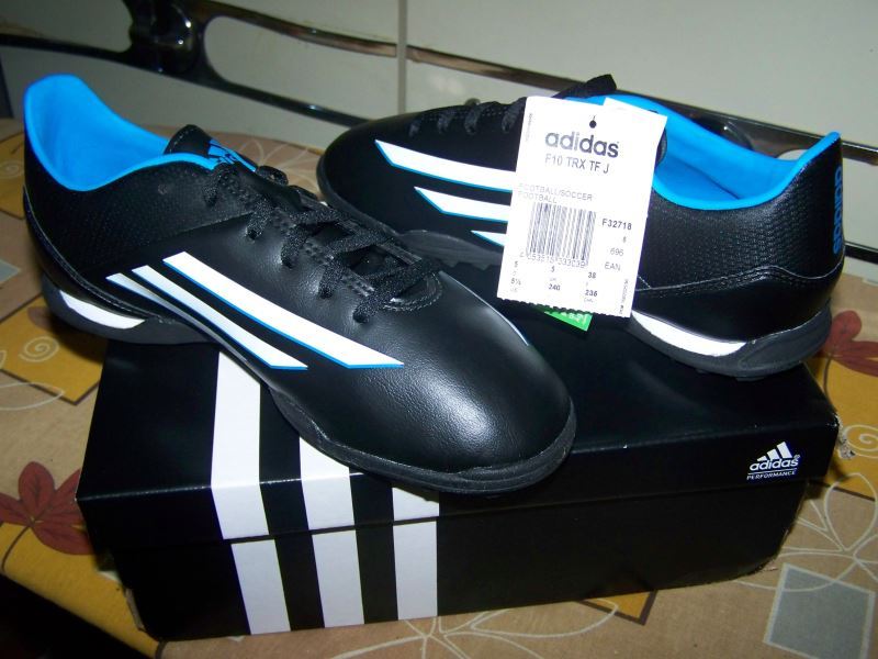 Chaussures de football Adidas neuves moulées taille 42 pour terrain sec