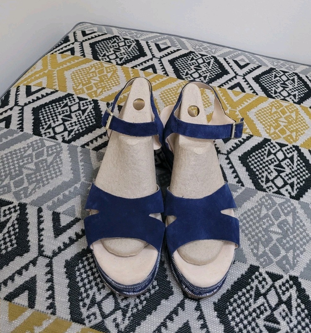 APL Sandali con zeppa scamosciati a righe nautiche Clarks Akilah Eden blu navy ottime condizioni taglia 7 EU 41