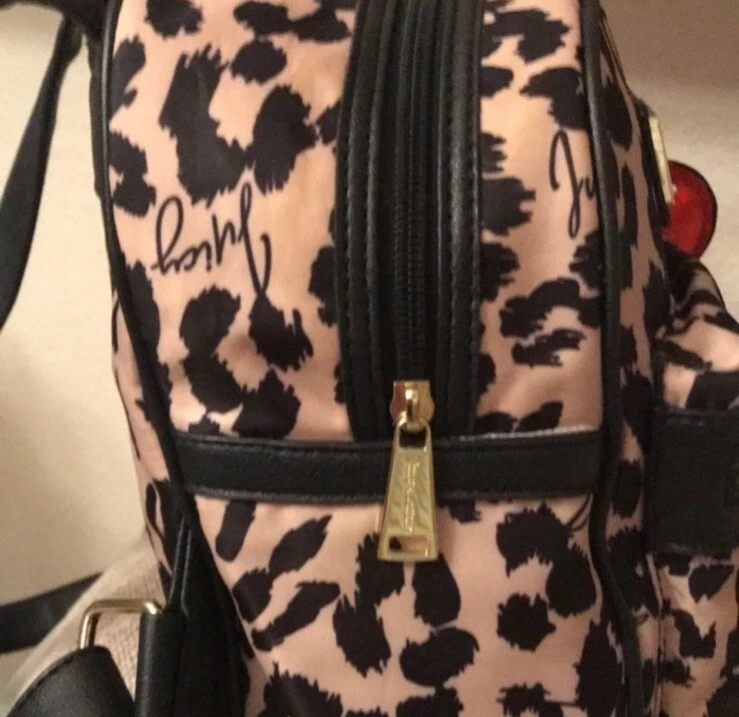 Juicy Couture Glam Rock 豹纹迷你背包,带红心吊饰 — 第 4/4 张图片