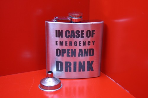 Frasco de cadera de acero inoxidable de 6 oz EN CASO DE EMERGENCIA ABRIR Y BEBER - Imagen 2 de 5
