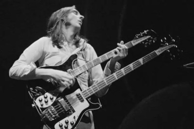 Mike Rutherford spielt eine Rickenbacker Doppelhals Gitarre 1974 4x6 Foto 