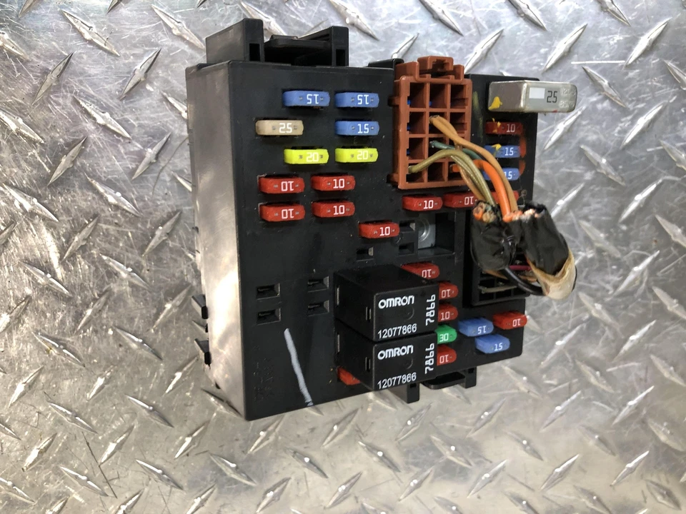 Caja de fusibles interior cabina 6,0 L n.º de parte: 15058033 OEM 2004 Cadillac Escalade Foto 4 de 4