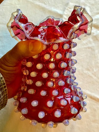 Vintage Hobbs Brockunier art glass cranberry opalescent dew drop hobnail vase - Picture 4 of 4