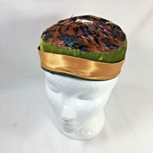 Vintage Pillbox Hat With Feather Top Green Velvet Gold Satin Bow Band Pinup Girl - 第 1/5 張圖片