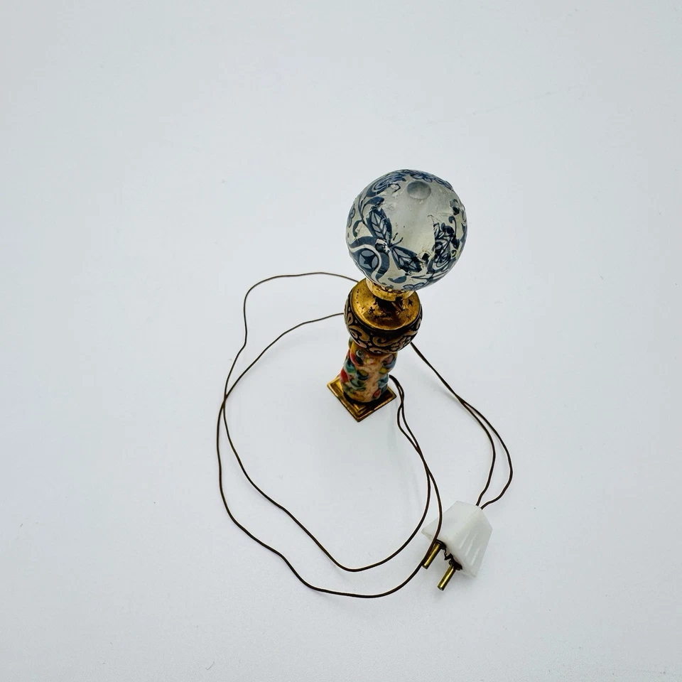 Lámpara de latón de mármol miniatura para casa de muñecas 1:12 con cubierta de bombilla de vidrio floral RARA Foto 3 de 4