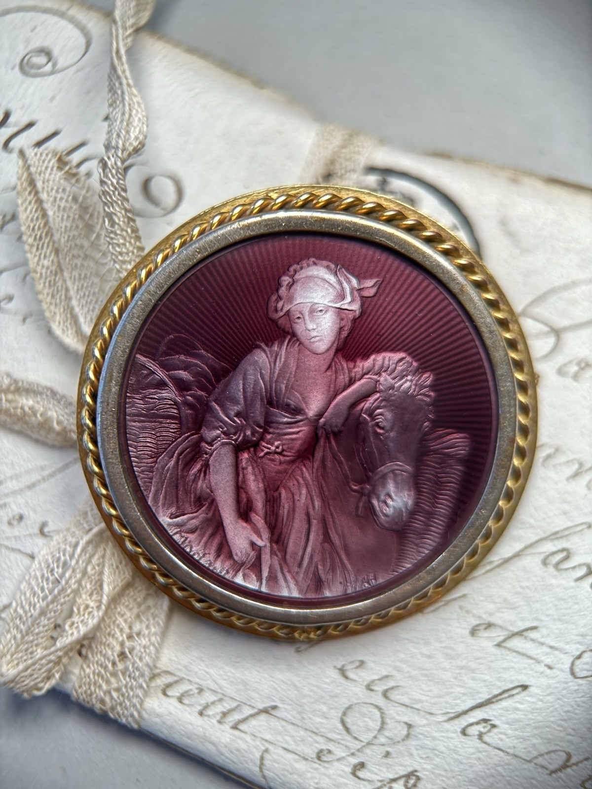 Broche vintage Francia guilloché cintura baja esmalte caballo joyería Art Déco