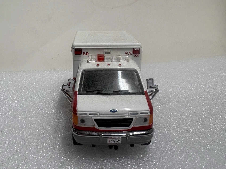 Code 3 1:64 Ford E350 Ambulance - New York Fire FDNY Rac Unit 4 Replica - Image 4 of 4