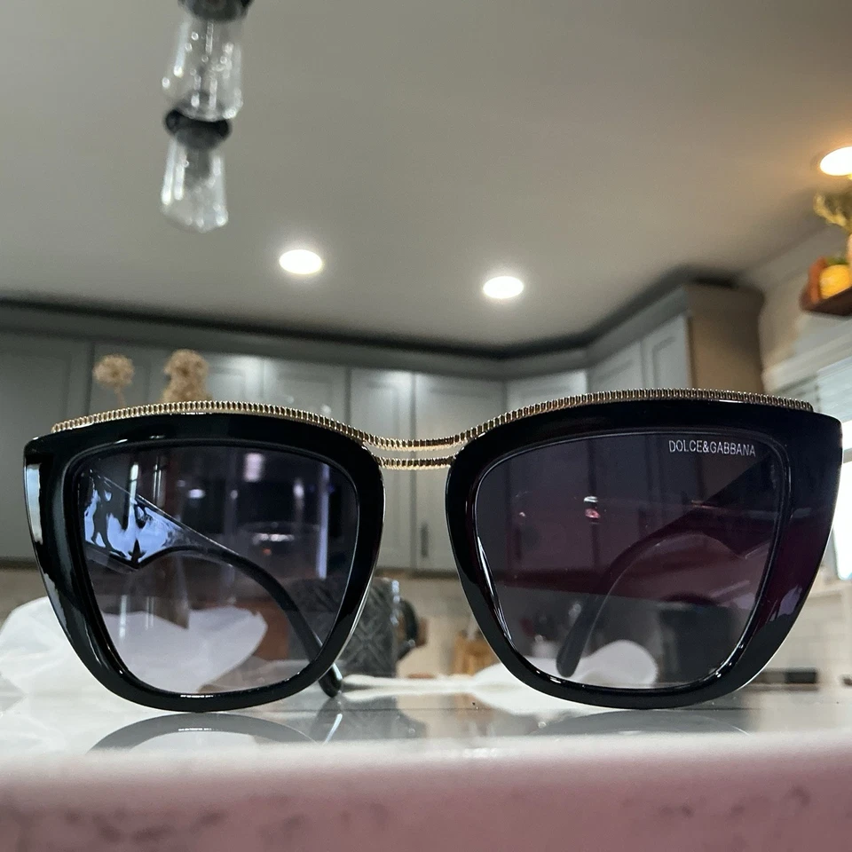 Gafas de sol negras Dolce Gabana ojo de gato con detalles dorados y logotipo hechas en Italia Foto 3 de 4