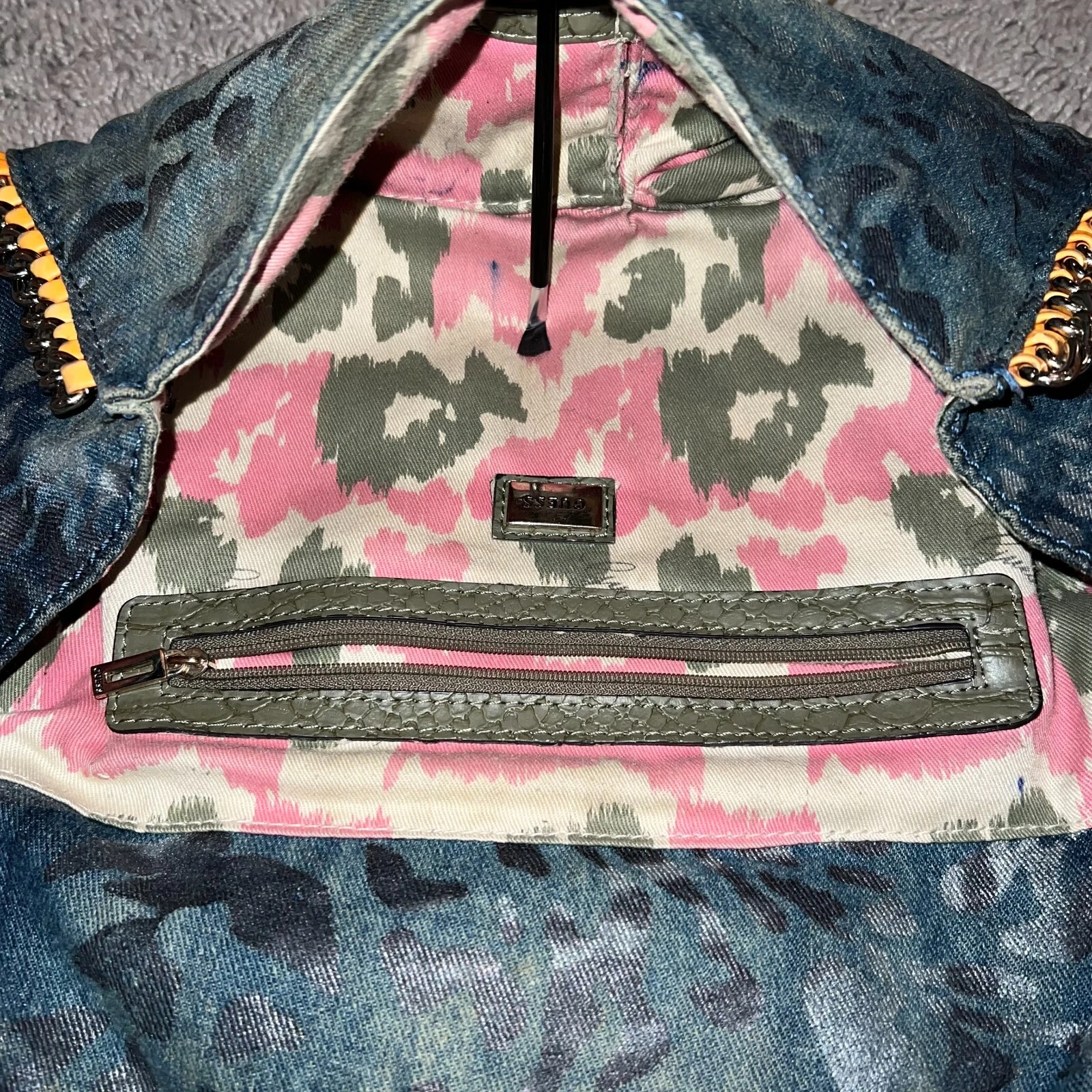 Pochette pochette Guess blu rosa mimetica denim look Y2K catena accento patta