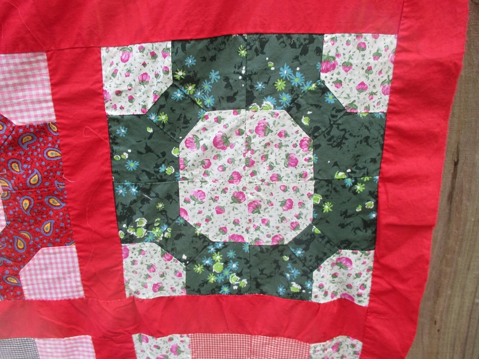 Vintage 1940's Bowtie Wreath Quilt Top.  Hand Pieced. Sized 75" X 86" - Image 2 of 4