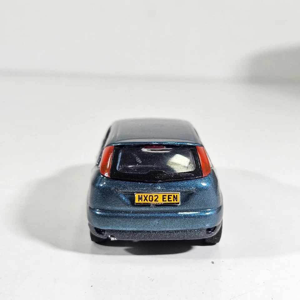 Coche modelo diecast Ford Focus MK1 5 puertas hatchback escala 1:43 azul MX02 EEN sin caja. Foto 4 de 4