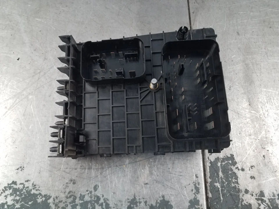 Volkswagen Golf R 2013 AWD compartimento del motor panel de fusibles #16682 M5 Foto 2 de 4